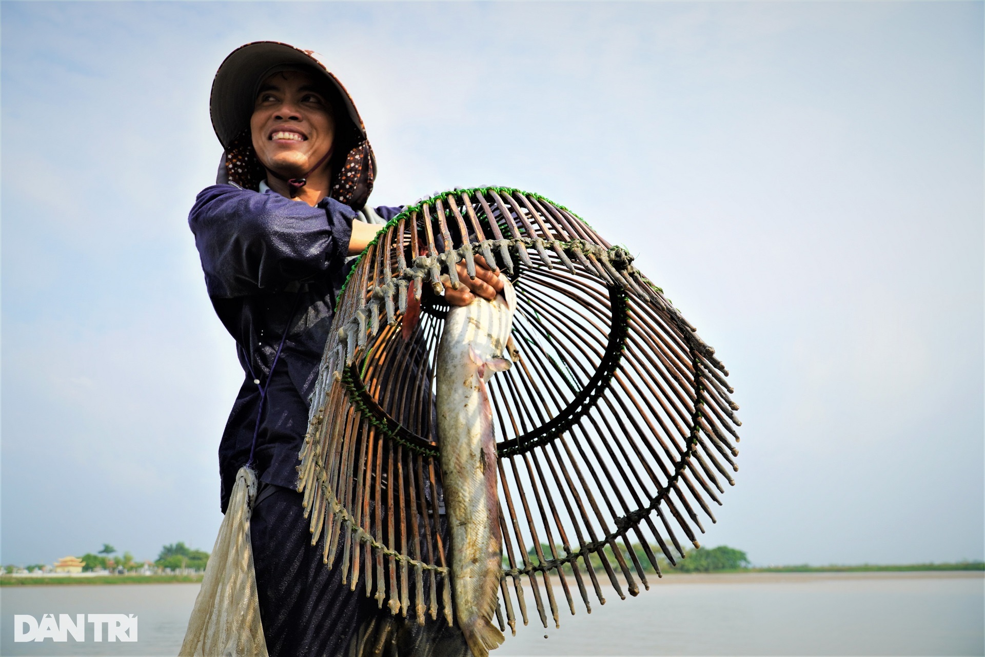 Street people flocked to buy tickets to compete with each other to catch fish, and the lake owner collected nearly ten million dong - 12