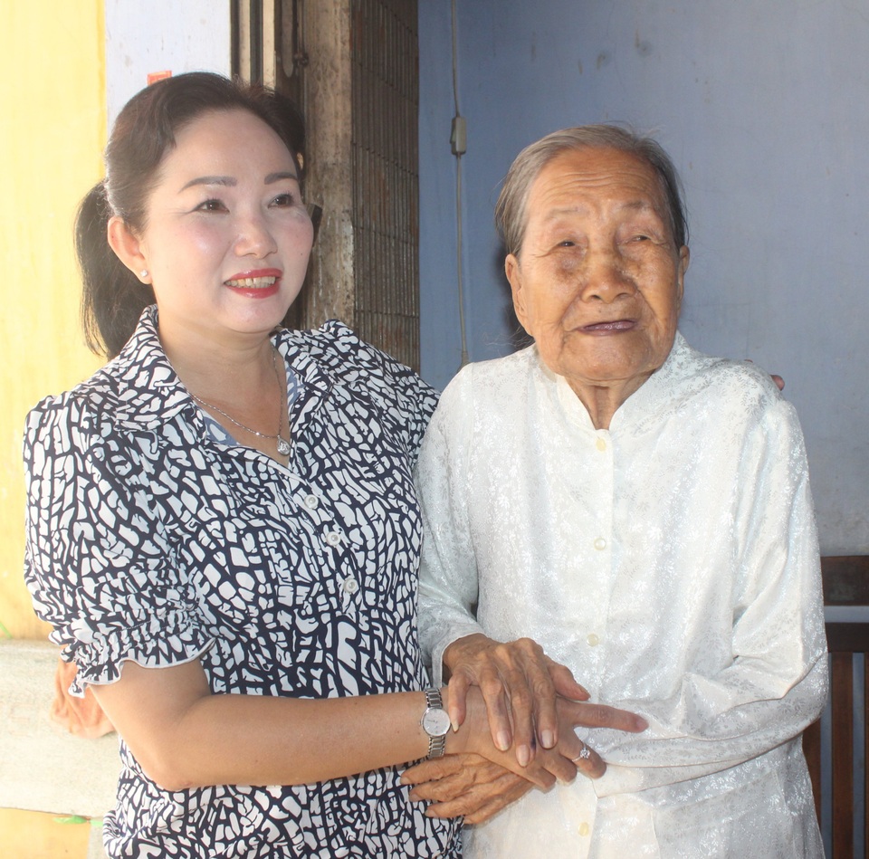 Trao bằng khen cụ bà 93 tuổi ủng hộ tiền chống dịch Covid-19 - 2 Trao bằng khen cụ bà 93 tuổi ủng hộ tiền chống dịch Covid-19 - 2