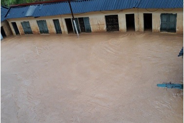 Lũ quét ập đến trong tích tắc, thầy cô chỉ biết đứng nhìn vô vọng