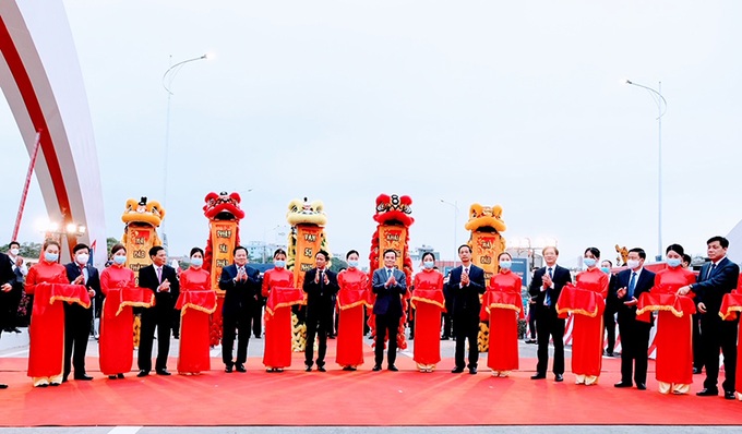 Phó Thủ tướng Chính phủ Lê Văn Thành cùng đại diện lãnh đạo thành phố Hải Phòng cắt băng thông xe kỹ thuật cầu Rào.