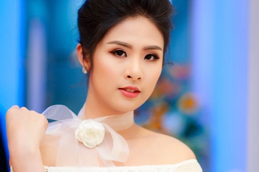 Hoa hậu Ngọc Hân diện váy trắng khoe vai trần gợi cảm