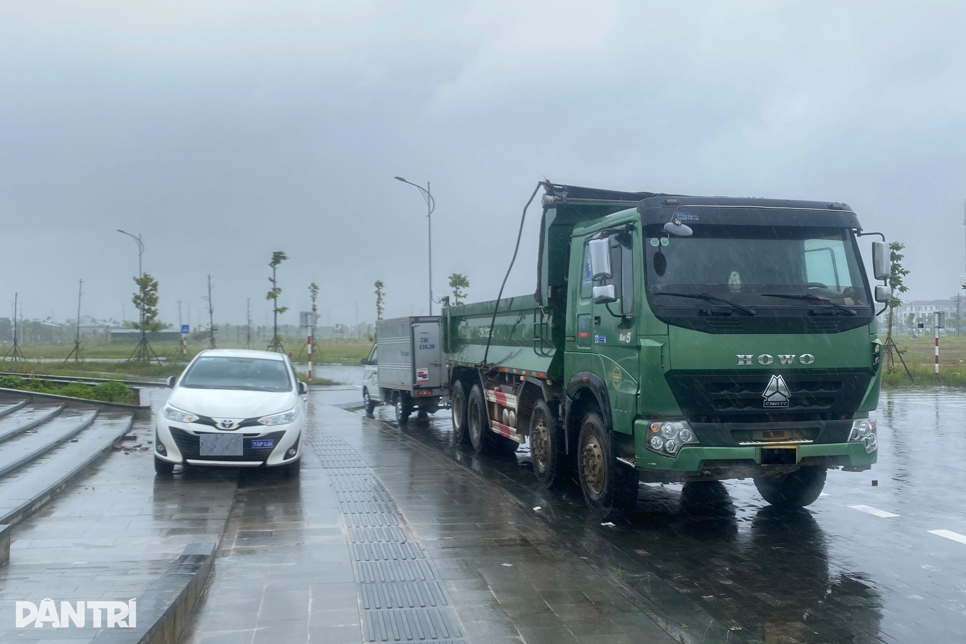 Hàng trăm ô tô đậu kín các điểm công cộng, vỉa hè để tránh lụt - 3 Hàng trăm ô tô đậu kín các điểm công cộng, vỉa hè để tránh lụt - 3