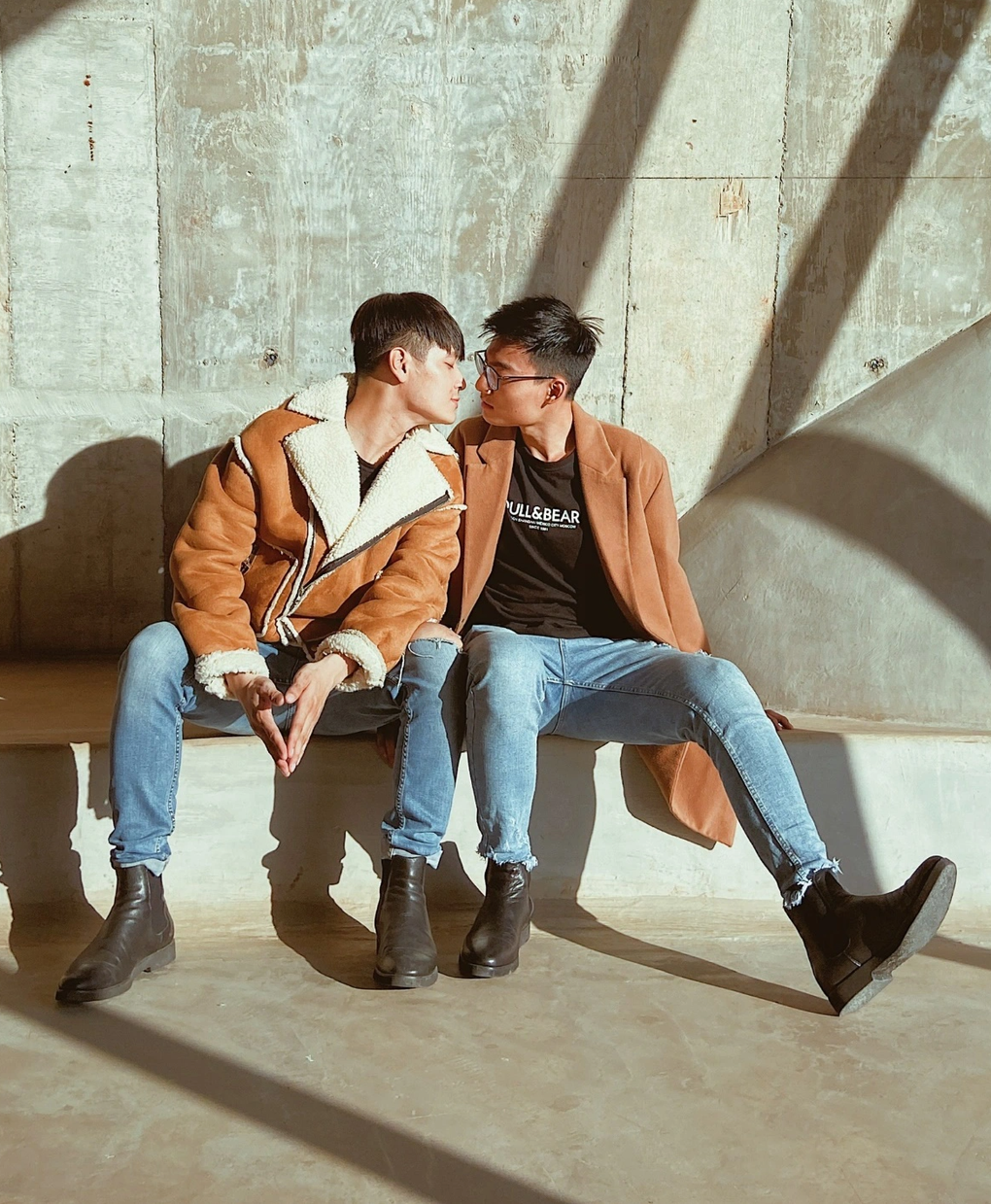 Cặp đôi LGBT bắt đầu chuyện tình qua app hẹn hò và cái kết cầu hôn lãng mạn - 4 Cặp đôi LGBT bắt đầu chuyện tình qua app hẹn hò và cái kết cầu hôn lãng mạn - 4
