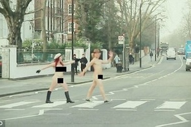 Đôi nam nữ khỏa thân du ngoạn khắp thế giới