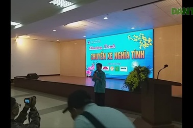 Ấm lòng “Chuyến xe nghĩa tình” đưa hàng trăm bệnh nhân về quê ăn Tết