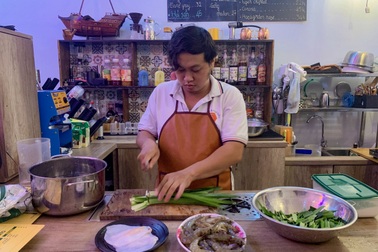 Bán đất của mẹ để khởi nghiệp, hốt bạc nhờ trà sữa từ... tôm nướng