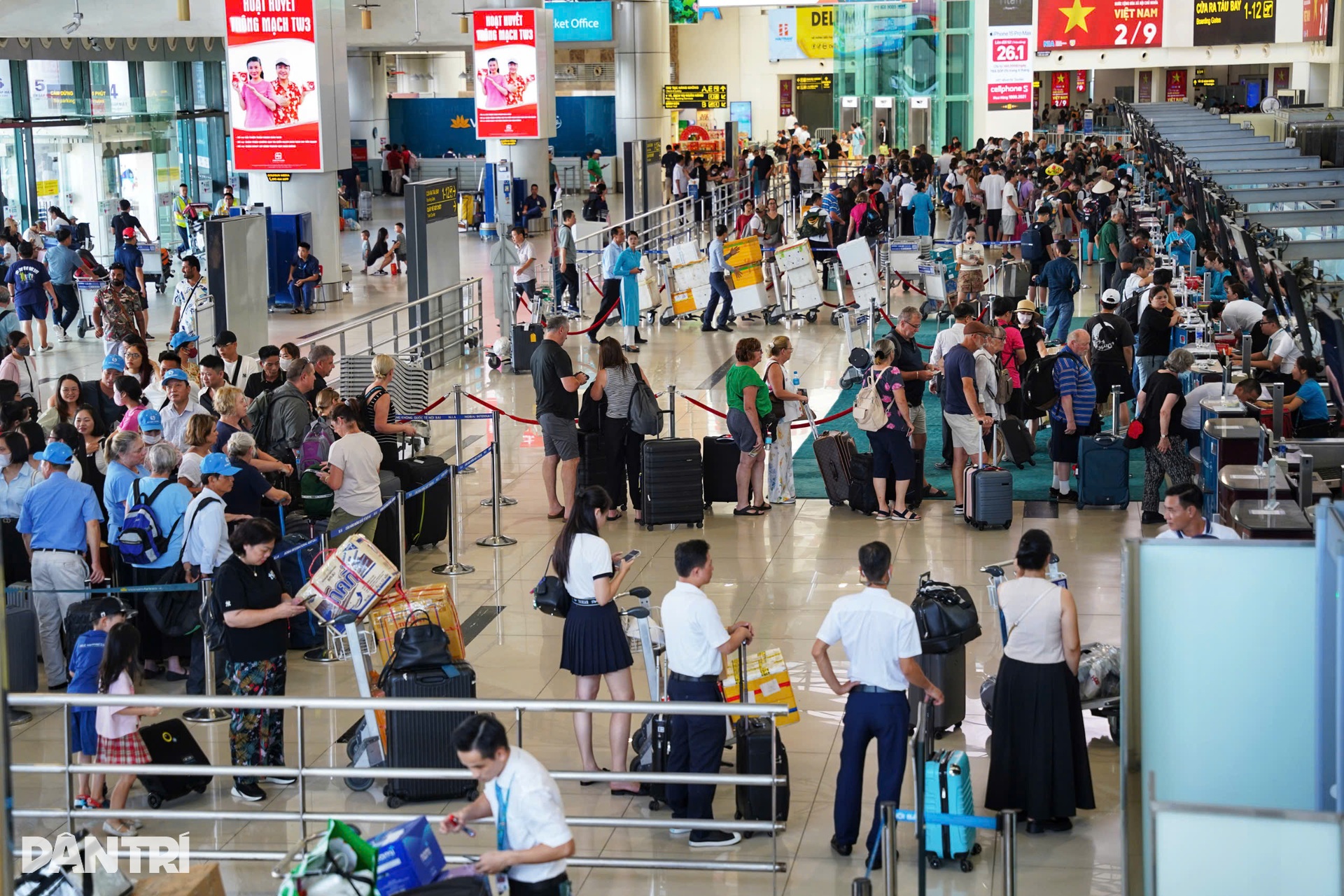 Dòng người đổ về sân bay Nội Bài trước nghỉ lễ - 2 Dòng người đổ về sân bay Nội Bài trước nghỉ lễ - 2