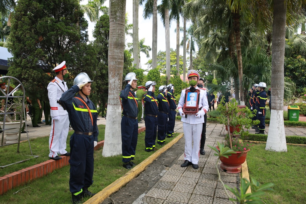 Tiễn biệt liệt sĩ Đặng Anh Quân về đất mẹ - 3 Tiễn biệt liệt sĩ Đặng Anh Quân về đất mẹ - 3