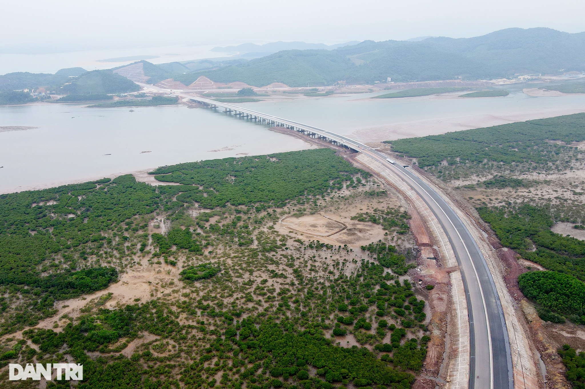 Chiêm ngưỡng cầu vượt biển 800 tỷ đồng dài nhất tỉnh Quảng Ninh - 10 Chiêm ngưỡng cầu vượt biển 800 tỷ đồng dài nhất tỉnh Quảng Ninh - 10