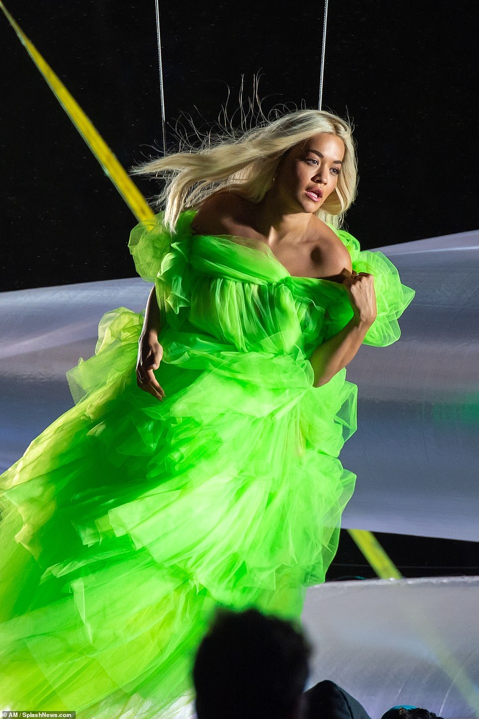 Rita Ora khoe dáng chắc khỏe với váy xẻ bạo - 8 Rita Ora khoe dáng chắc khỏe với váy xẻ bạo - 8
