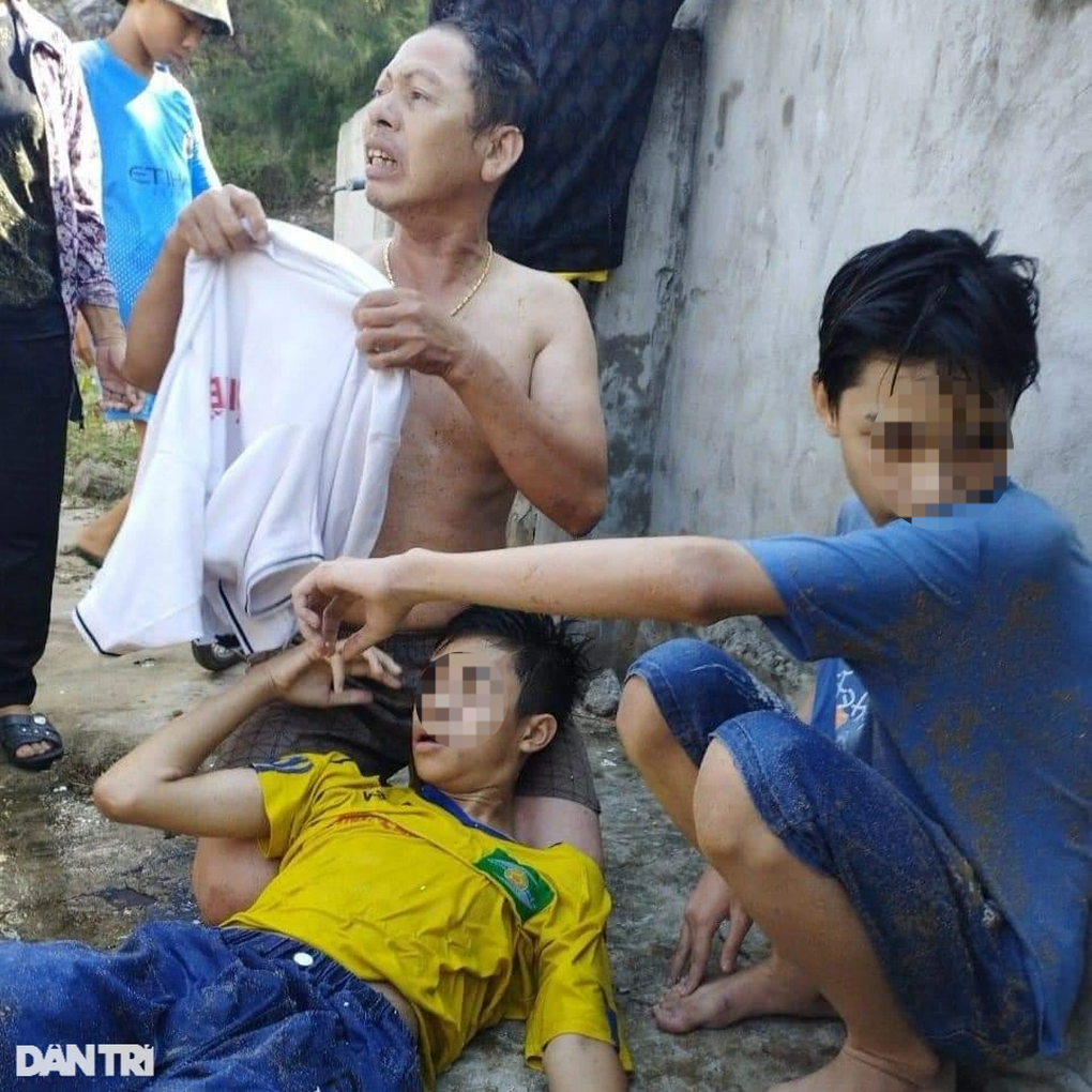 4 người lao xuống biển cứu 2 em nhỏ bị đuối nước - 2