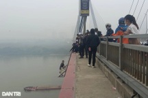 Nỗ lực giải cứu thanh niên 17 tuổi định nhảy cầu Nhật Tân tự tử