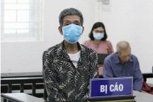 Hà Nội: Nghịch tử rút dao đâm bố đẻ vì bị cấm… uống rượu