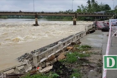 Bờ kè sông Cái Nha Trang sạt lở hàng chục mét uy hiếp nhà dân