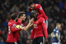 Lý do HLV Mourinho và Lukaku không ăn mừng bàn thắng