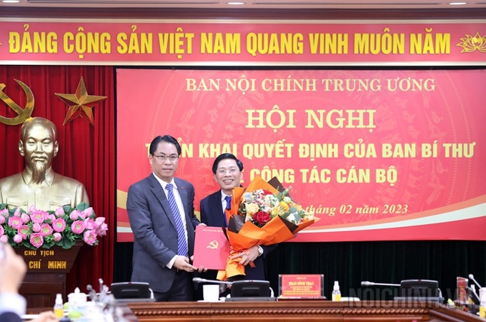 Ông Phan Thanh An, Phó trưởng Ban Tổ chức Trung ương trao Quyết định bổ nhiệm ông Đặng Văn Dũng giữ chức Phó trưởng Ban Nội chính Trung ương