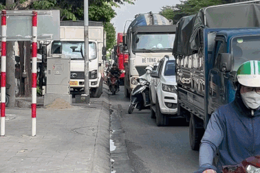 Xe máy chật vật tìm lối đi trên phố ở Hà Nội