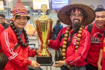 Hàng trăm cổ động viên bay sang Thái Lan "tiếp lửa" đội tuyển Việt Nam