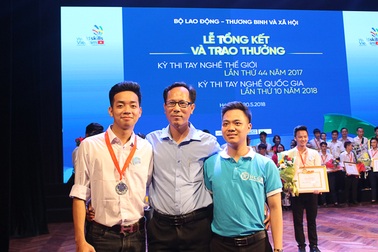 "Hoa mắt" với bảng thành tích giáo viên dạy giỏi của thầy giáo trường nghề