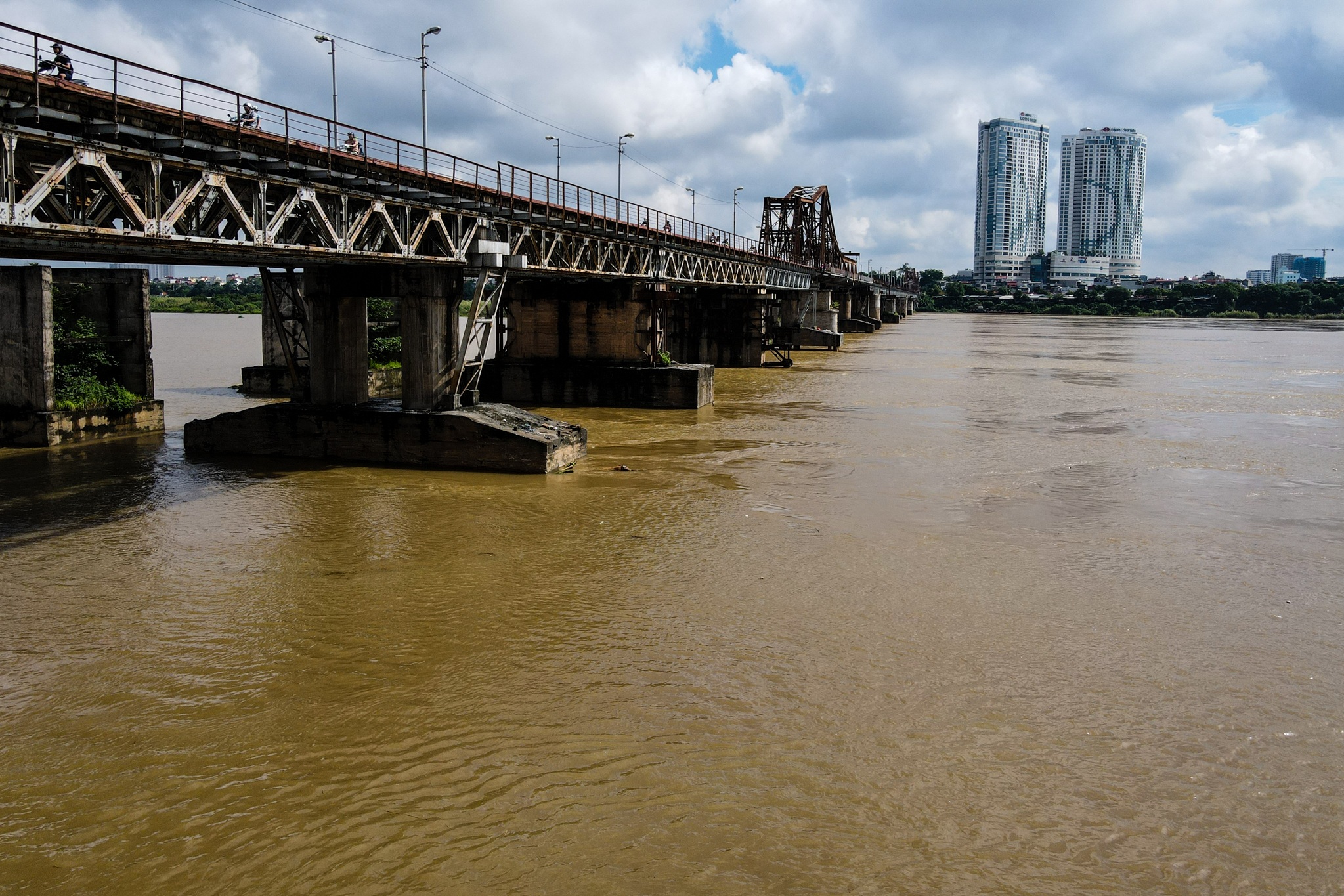 Cảnh hồ thủy điện xả lũ lớn, nước cuộn sóng nhấn chìm bãi giữa sông Hồng - 1 Cảnh hồ thủy điện xả lũ lớn, nước cuộn sóng nhấn chìm bãi giữa sông Hồng - 1