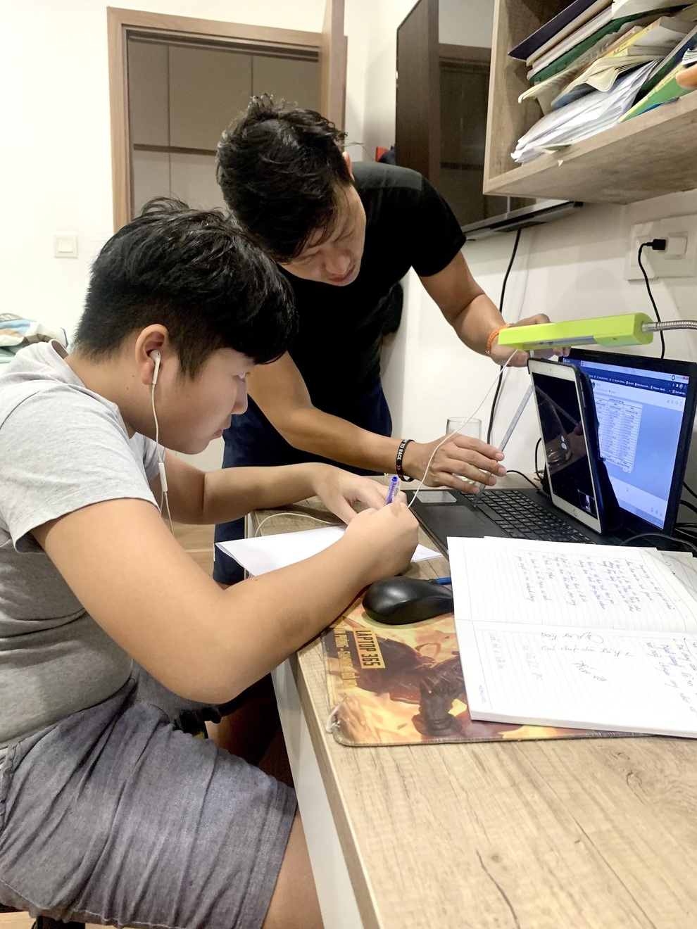 Phụ huynh căng mình vì con học trực tuyến: Bộ GD-ĐT nói gì? - 3 Phụ huynh căng mình vì con học trực tuyến: Bộ GD-ĐT nói gì? - 3