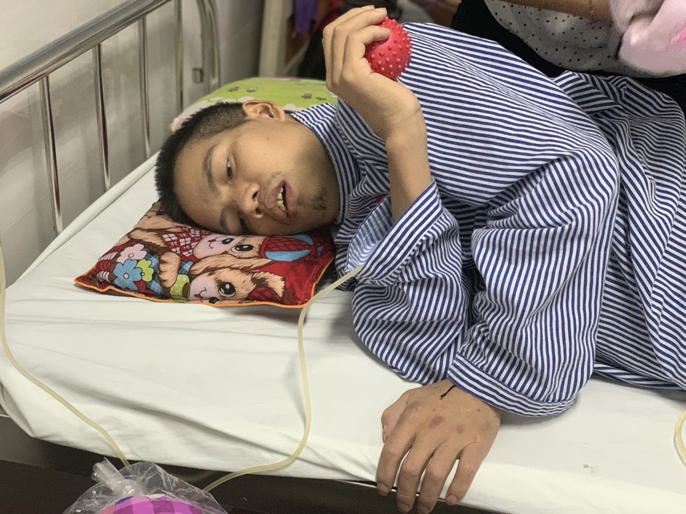 Cuộc sống cơ cực của vợ chồng người dân tộc trong viện, bệnh nhân cùng phòng sẻ từng bát cơm - 1 Cuộc sống cơ cực của vợ chồng người dân tộc trong viện, bệnh nhân cùng phòng sẻ từng bát cơm - 1