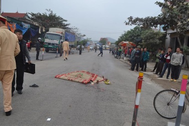 Người đàn ông chết thảm dưới gầm xe đầu kéo