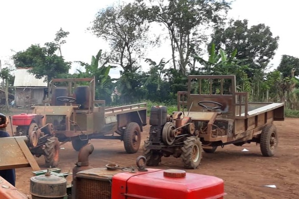 Bố chở lên rẫy bằng công nông, bé 3 tuổi bị xóc văng ra ngoài tử vong - 1