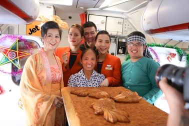 Bắt gặp bà Tân Vlog mang bánh trung thu "khổng lồ" lên máy bay