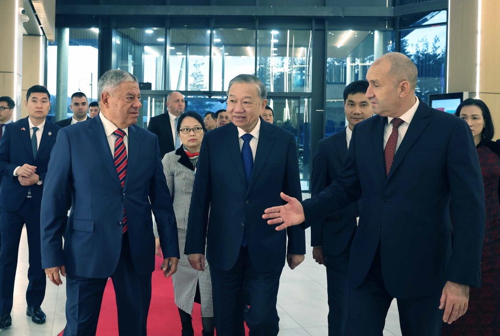 Secretário-geral To Lam visita a Samel-90 - 2 Defense Industry Company Tổng Bí thư Tô Lâm thăm Công ty công nghiệp quốc phòng Samel-90 - 2