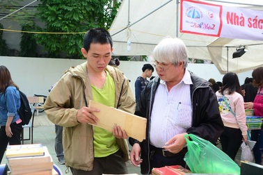 Hàng nghìn người tham dự phiên chợ sách cũ