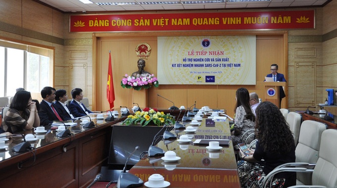 Bộ Y tế tiếp nhận 2 tỷ đồng hỗ trợ nghiên cứu và sản xuất bộ Kit xét nghiệm nhanh SARS-CoV-2 - Ảnh 1. Bộ Y tế tiếp nhận 2 tỷ đồng hỗ trợ nghiên cứu và sản xuất bộ Kit xét nghiệm nhanh SARS-CoV-2 - Ảnh 1.
