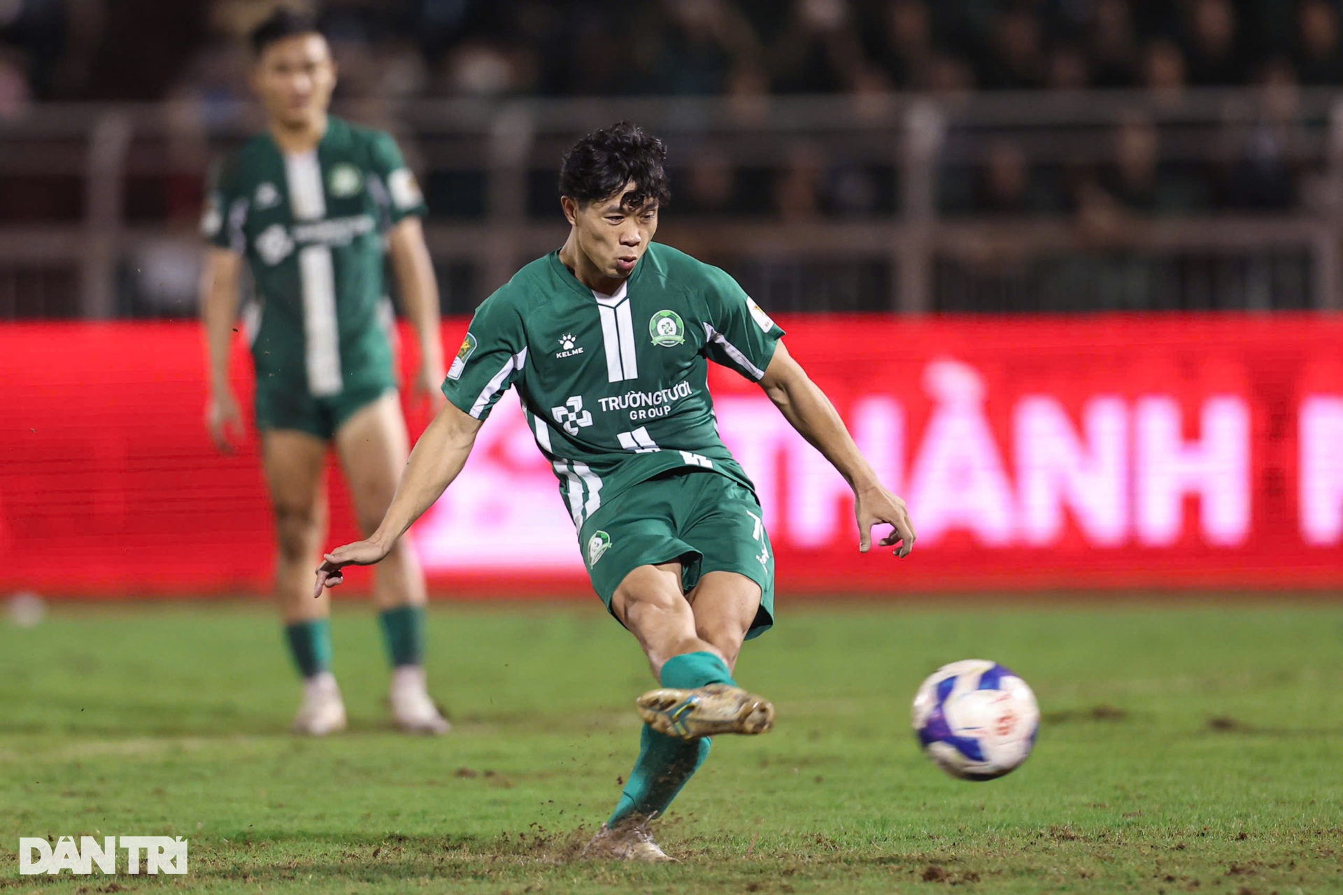 Công Phượng và đồng đội rơi lệ sau khi lỡ chuyến tàu thăng hạng - 9 Công Phượng và đồng đội rơi lệ sau khi lỡ chuyến tàu thăng hạng - 9