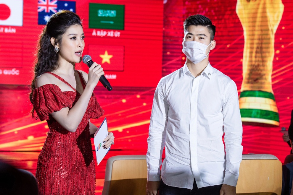 Á hậu Huyền My phấn khích khi phỏng vấn cầu thủ Duy Mạnh - 1 Á hậu Huyền My phấn khích khi phỏng vấn cầu thủ Duy Mạnh - 1