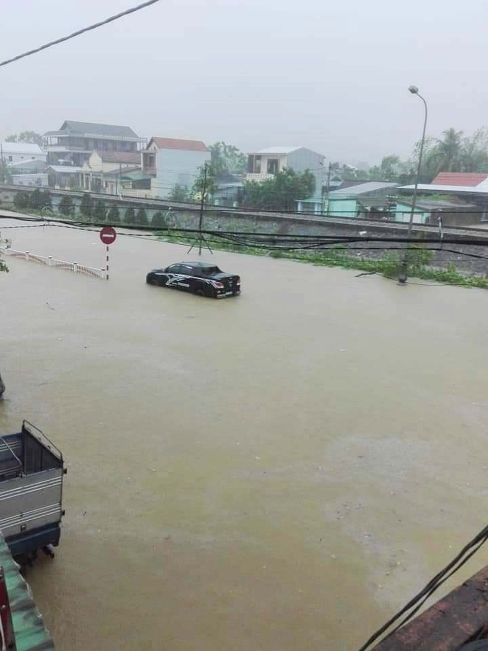 “Rốn” lũ Phong Điền nước dâng nhanh, ngập đến nửa nhà dân - 26 “Rốn” lũ Phong Điền nước dâng nhanh, ngập đến nửa nhà dân - 26