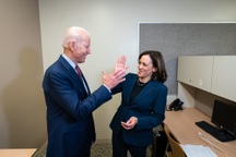 Ông Trump bận kiện tụng, ông Biden khởi động chuyển giao quyền lực