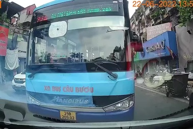 Tài xế xe ô tô con nhất quyết không nhường đường xe buýt lấn làn vượt ẩu
