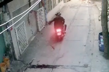 Vợ chồng giáo viên về hưu bị tạt sơn, đe dọa vì món nợ của con trai