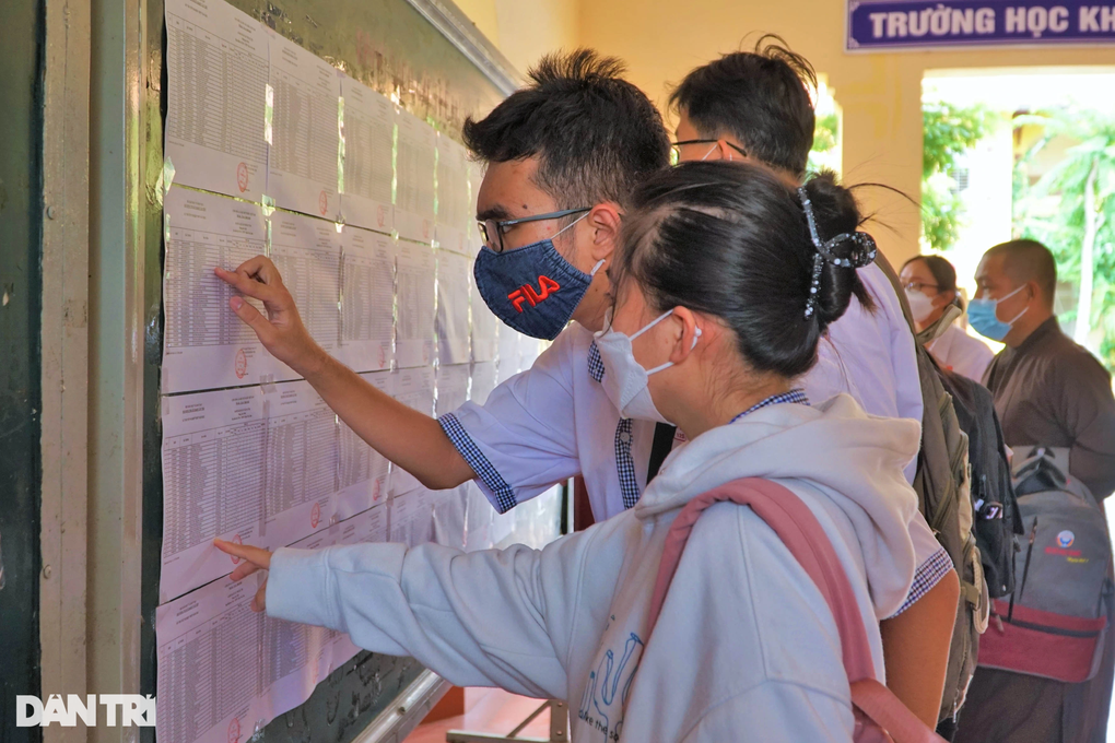 Hơn 1 triệu thí sinh hồi hộp làm thủ tục thi tốt nghiệp THPT 2022 - 24 Hơn 1 triệu thí sinh hồi hộp làm thủ tục thi tốt nghiệp THPT 2022 - 24