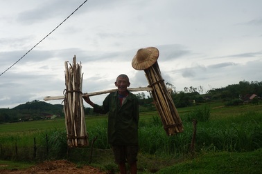 Cụ ông 70 tuổi gánh củi đi 20 km để bán với giá... 20 nghìn đồng