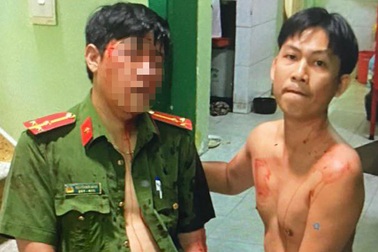 Rút dao đâm cảnh sát khi được gọi đi kiểm tra ma túy