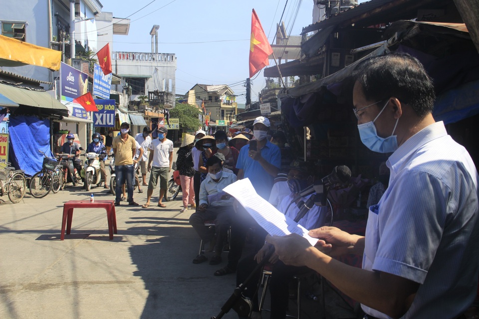 Hàng trăm người dân vùng cách ly phấn khởi ngày dỡ bỏ phong tỏa - 2 Hàng trăm người dân vùng cách ly phấn khởi ngày dỡ bỏ phong tỏa - 2