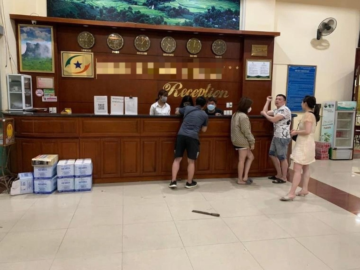 Người cầm dao đuổi du khách tại khách sạn Mộc Châu bị xử phạt thế nào? - 1 Người cầm dao đuổi du khách tại khách sạn Mộc Châu bị xử phạt thế nào? - 1