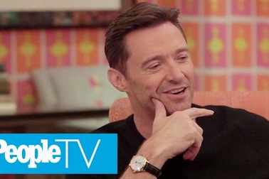Hugh Jackman vui vẻ trả lời phỏng vấn