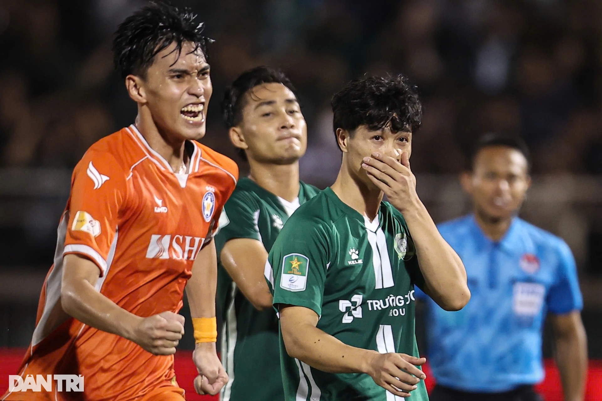 Công Phượng và đồng đội rơi lệ sau khi lỡ chuyến tàu thăng hạng - 10 Công Phượng và đồng đội rơi lệ sau khi lỡ chuyến tàu thăng hạng - 10