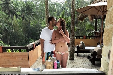 Chrissy Teigen không che giấu dáng sồ sề sau sinh