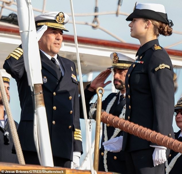 Η πριγκίπισσα Λεονόρ δείχνει λαμπερή κατά τη διάρκεια της πρακτικής της άσκησης στη Ναυτική Ακαδημία - 2 Công chúa Leonor đẹp rạng ngời trong chuyến thực tập tại Học viện Hải quân - 2