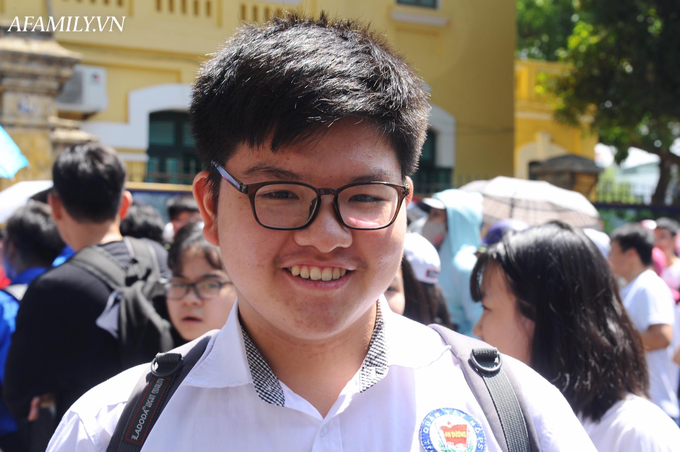 Phụ huynh và thí sinh tại trường có tỷ lệ chọi cao nhất Hà Nội cười hớn hở sau buổi thi Văn: Mừng quá, đề dễ hơn mọi năm! - Ảnh 5. Phụ huynh và thí sinh tại trường có tỷ lệ chọi cao nhất Hà Nội cười hớn hở sau buổi thi Văn: Mừng quá, đề dễ hơn mọi năm! - Ảnh 5.