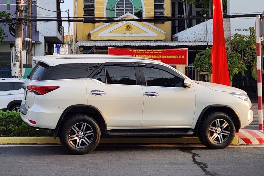 Tài xế đột quỵ trong ô tô trên phố sáng 30 Tết - 1 Tài xế đột quỵ trong ô tô trên phố sáng 30 Tết - 1