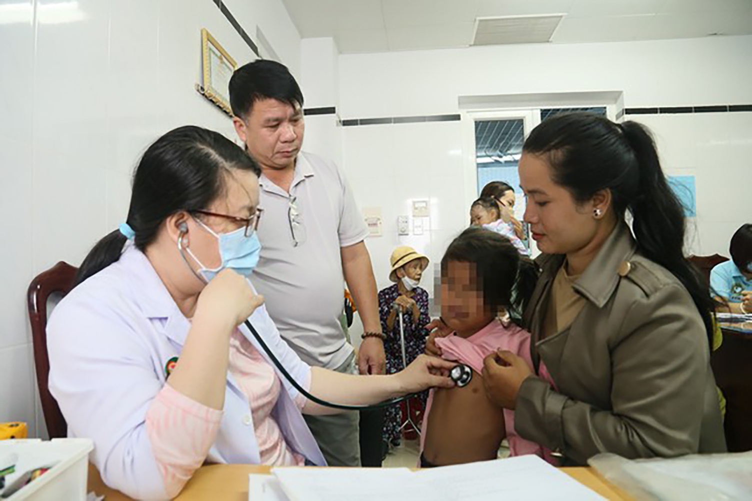 Bác sỹ khám cho trẻ.jpg Bác sỹ khám cho trẻ.jpg